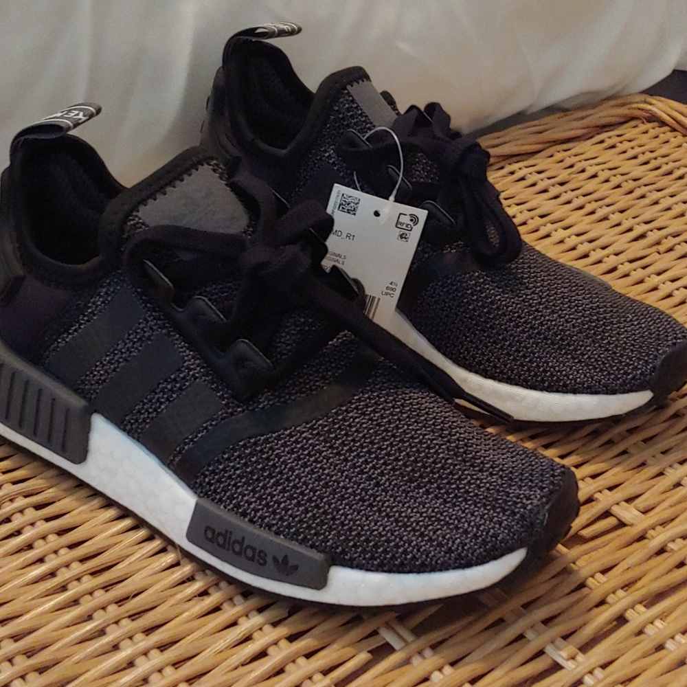 Nwt adidas nmd r1